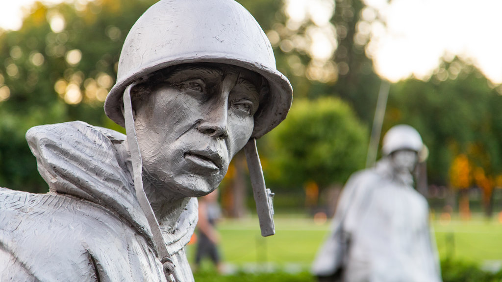 Monumento a los Veteranos de la Guerra de Corea que incluye una estatua o escultura