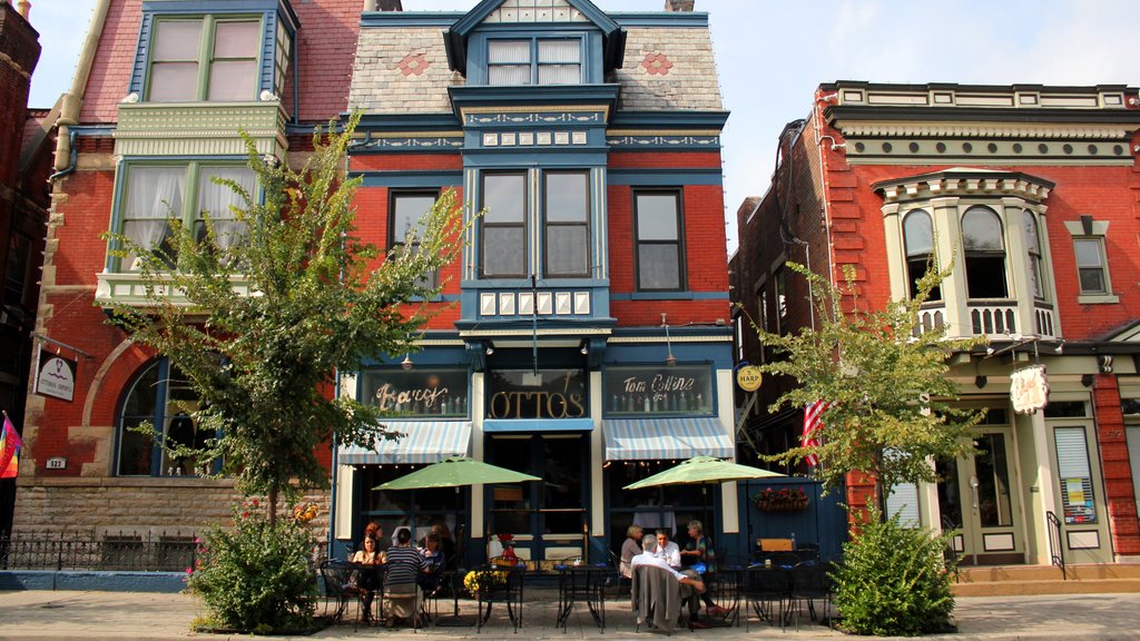 MainStrasse Village que incluye escenas de café y comer al aire libre y también un pequeño grupo de personas