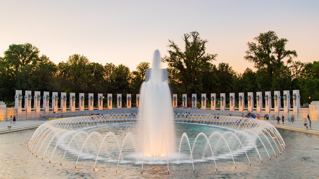 Monumento Nacional a la Segunda Guerra Mundial mostrando una fuente y un atardecer