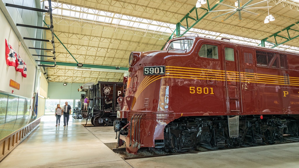 Museu ferroviário da Pensilvânia caracterizando vistas internas, itens de ferrovia e elementos de patrimônio