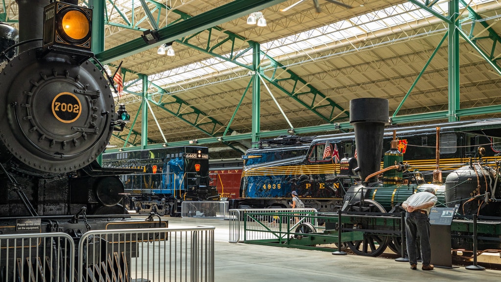 Museu ferroviário da Pensilvânia mostrando itens de ferrovia, vistas internas e elementos de patrimônio