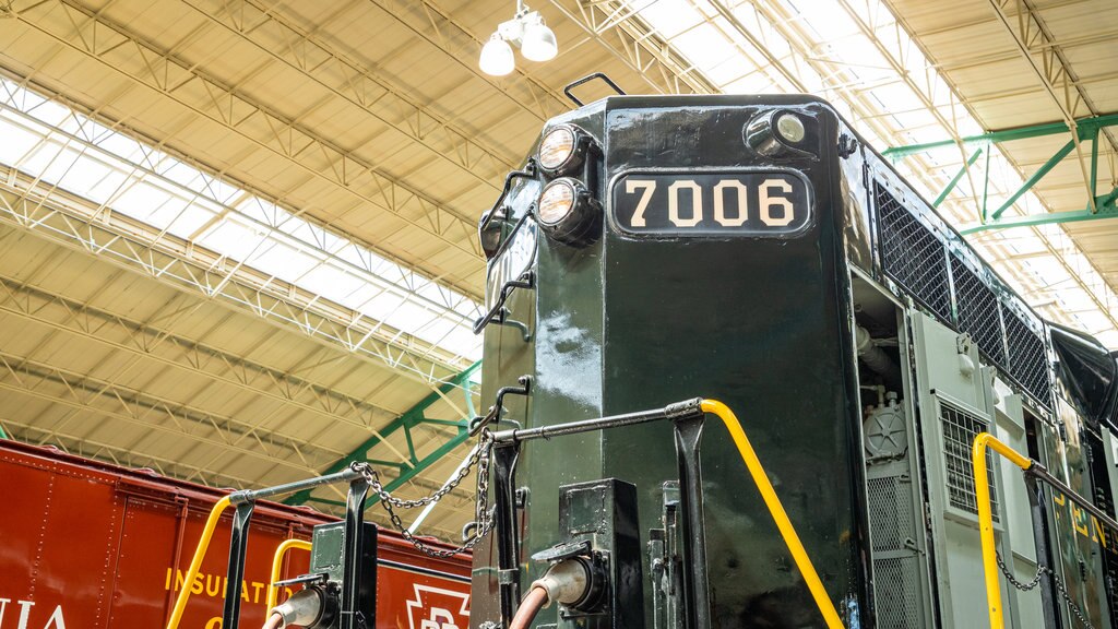 Museu ferroviário da Pensilvânia caracterizando itens de ferrovia, elementos de patrimônio e vistas internas