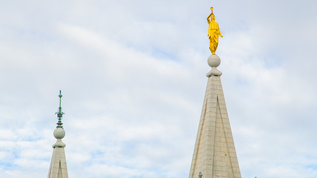 Salt Lake Temple mettant en vedette éléments du patrimoine et une statue ou une sculpture