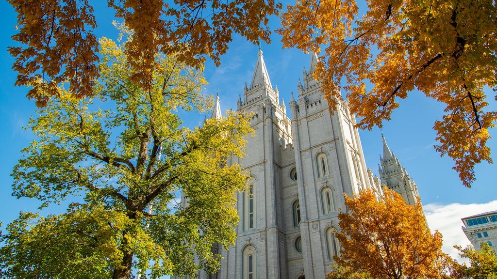 Salt Lake Temple som viser historiske bygningsværker