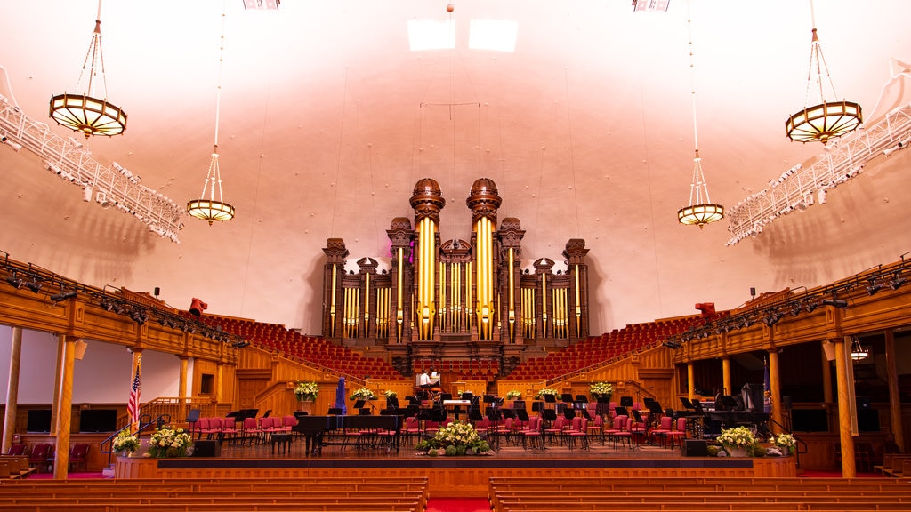 Tabernacle qui includes éléments du patrimoine, scènes de théâtre et scènes intérieures