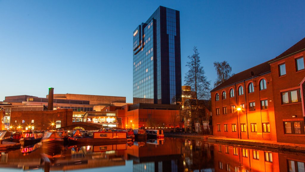 Birmingham mostrando escenas de noche y una bahía o un puerto