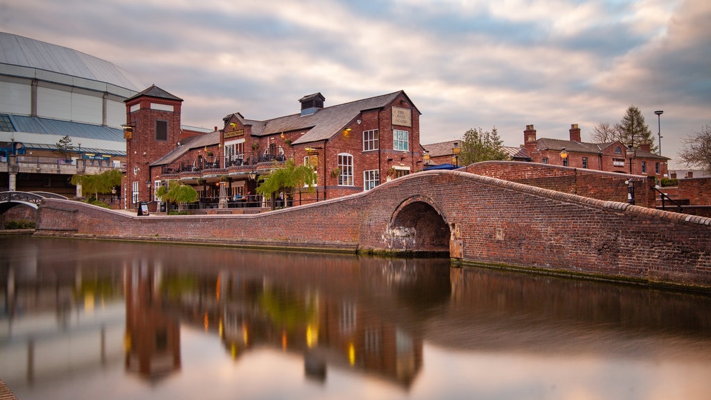 Birmingham showing a lake or waterhole