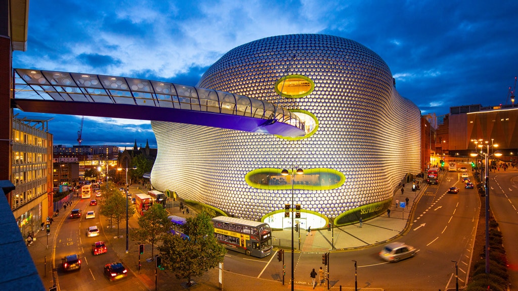 Bullring Shopping Centre mostrando cenas noturnas, uma ponte e arquitetura moderna