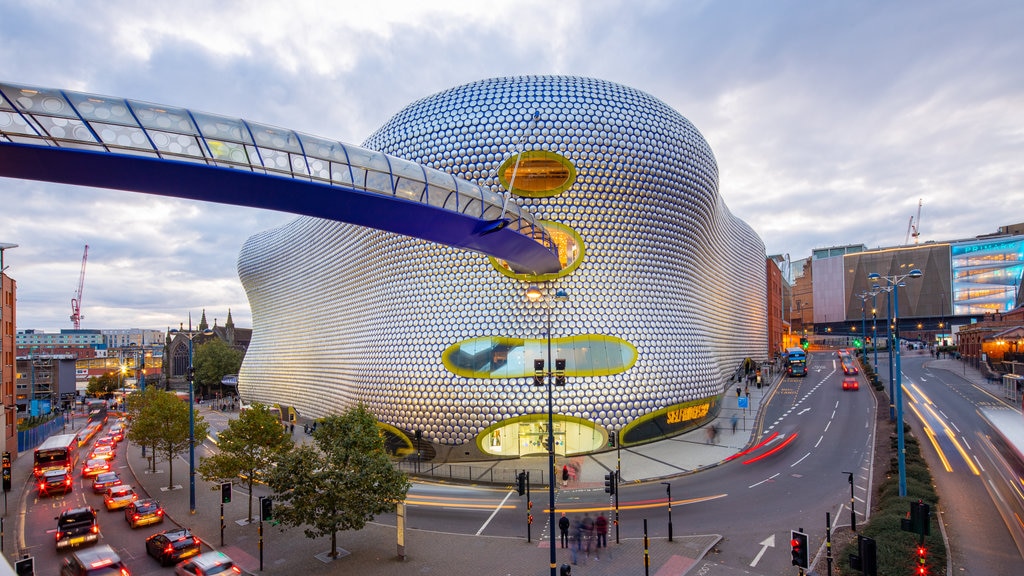 Bullring Shopping Centre mostrando arquitectura moderna, un puente y una puesta de sol