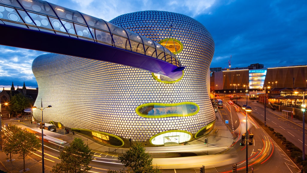 Bullring Shopping Centre ofreciendo arquitectura moderna, un puente y escenas nocturnas