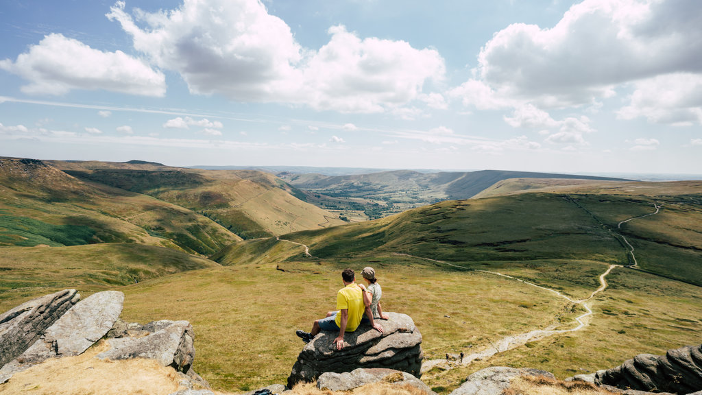 Peak District que incluye escenas tranquilas y vistas de paisajes y también una pareja