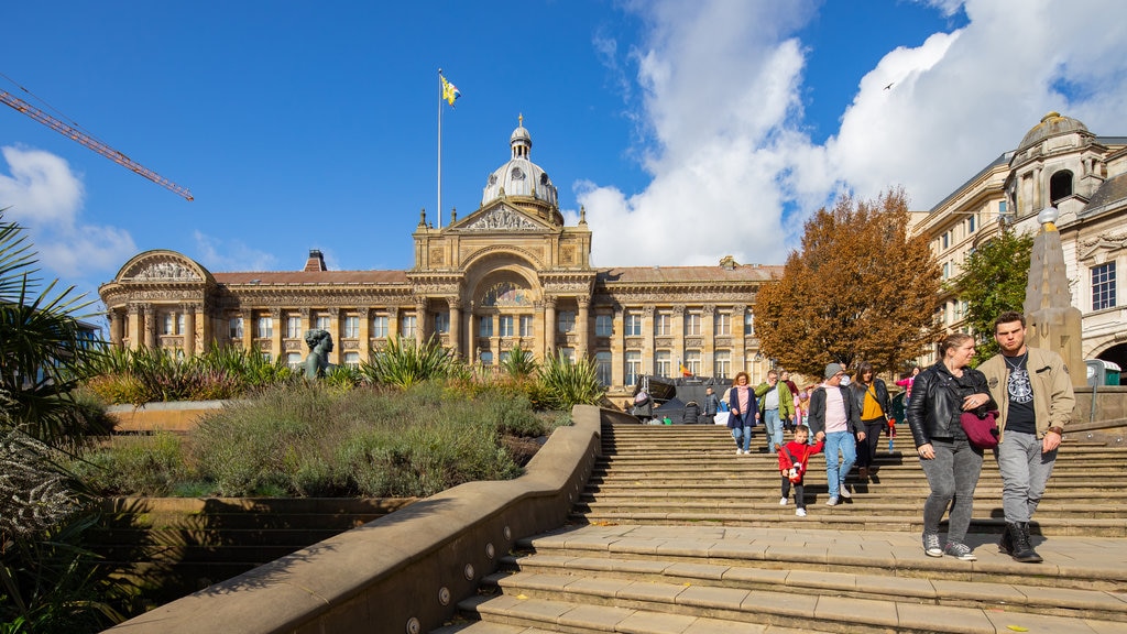 Victoria Square showing heritage architecture and street scenes