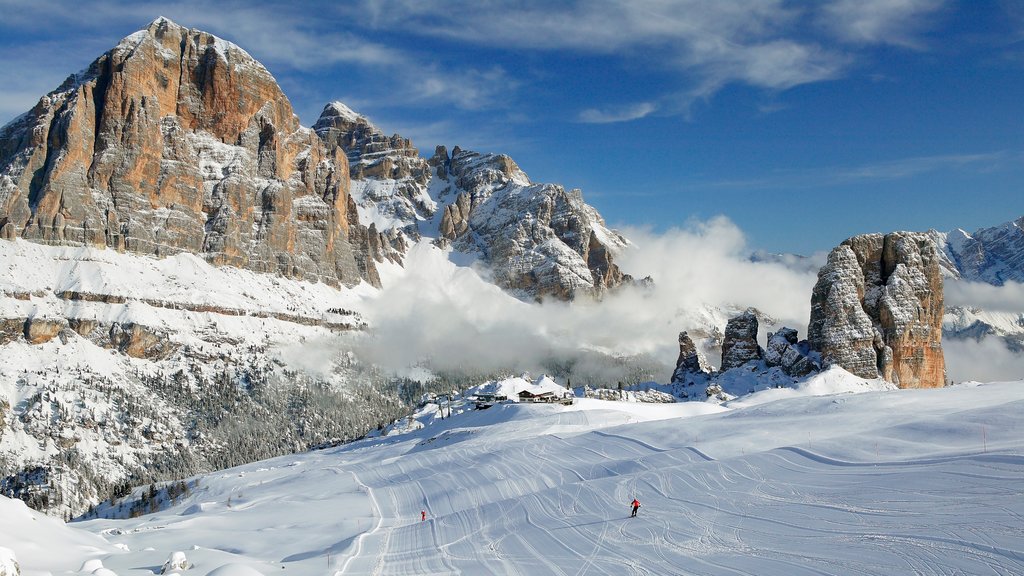 Dolomitas orientales que incluye nieve y montañas