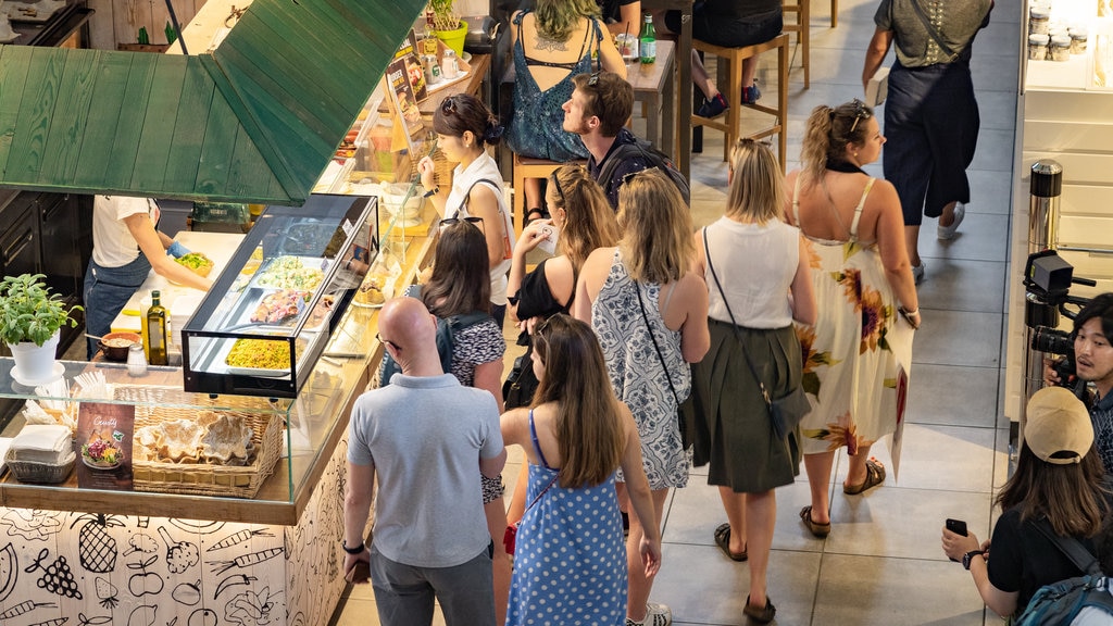 Mercado de San Lorenzo ofreciendo vistas interiores y escenas de café y también un pequeño grupo de personas