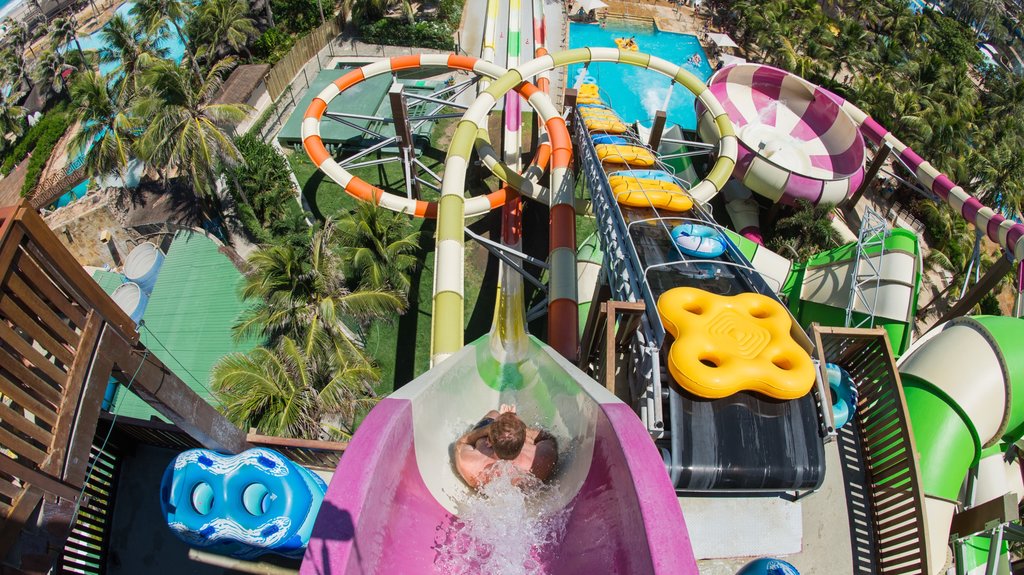 Parque aquático Beach Park caracterizando um parque aquático assim como um homem sozinho