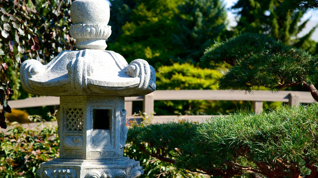 Kasugai Gardens showing a garden