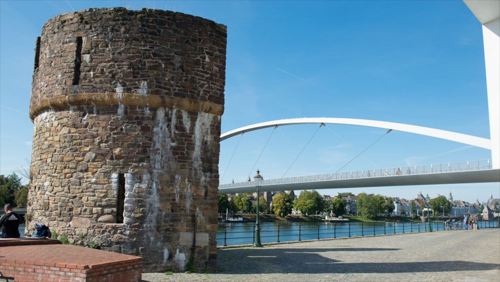 Helpoort mostrando elementos patrimoniales, un puente y un río o arroyo