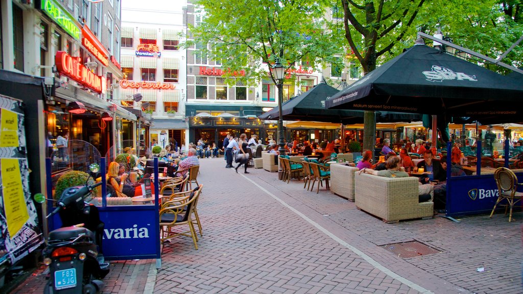 Leidseplein que incluye imágenes de calles y comidas al aire libre y también un pequeño grupo de personas