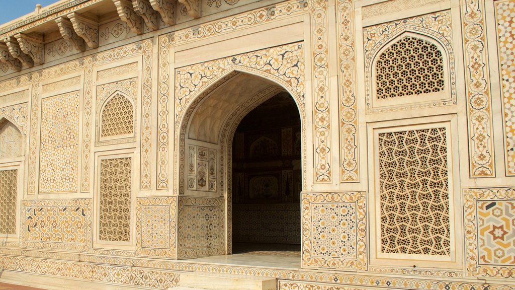 Itmad-ud-Daulah\'s Tomb showing heritage elements