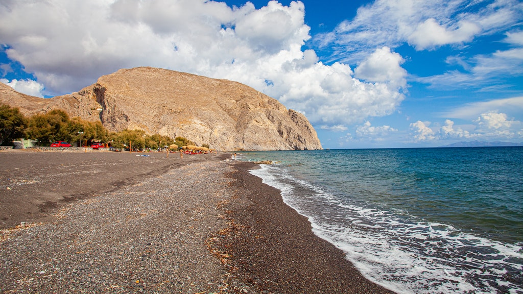 Santorini og byder på udsigt over kystområde og barsk kystlinje