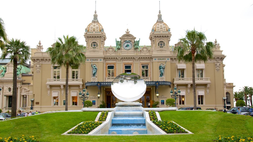 Casino de Monte Carlo caracterizando arquitetura de patrimônio, uma fonte e um parque