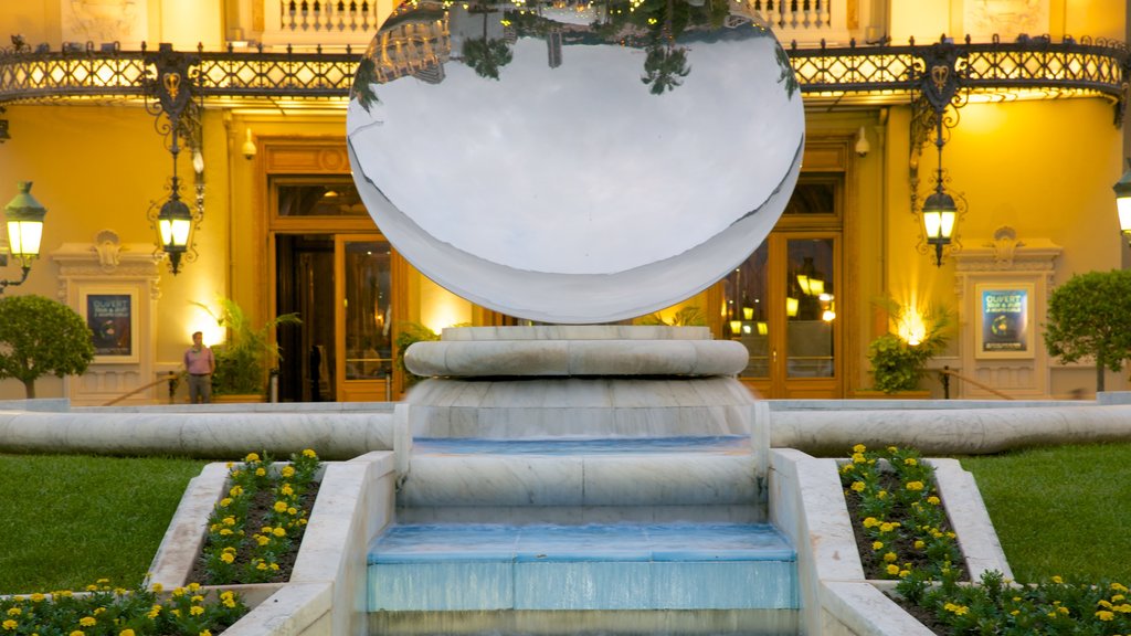 Casino Square featuring a fountain