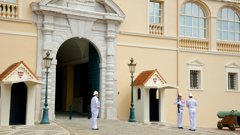 Palais Princier che include oggetti d\'epoca cosi come un piccolo gruppo di persone