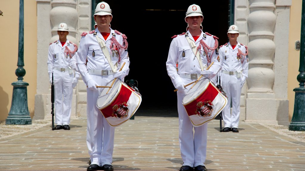 Palais Princier que inclui música e performance de rua assim como um pequeno grupo de pessoas