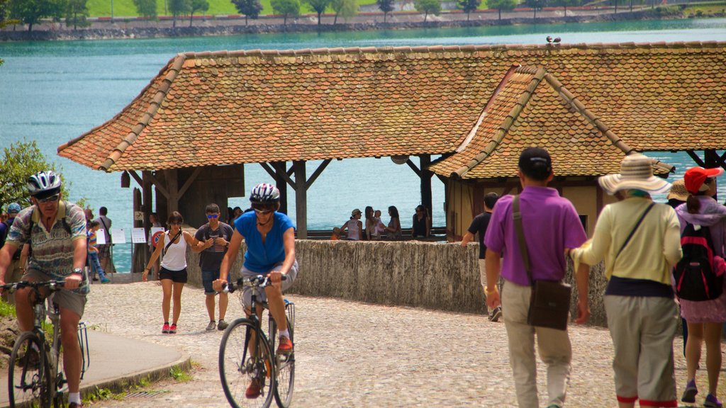 Castillo de Chillon ofreciendo escenas urbanas y ciclismo de carretera y también una pareja