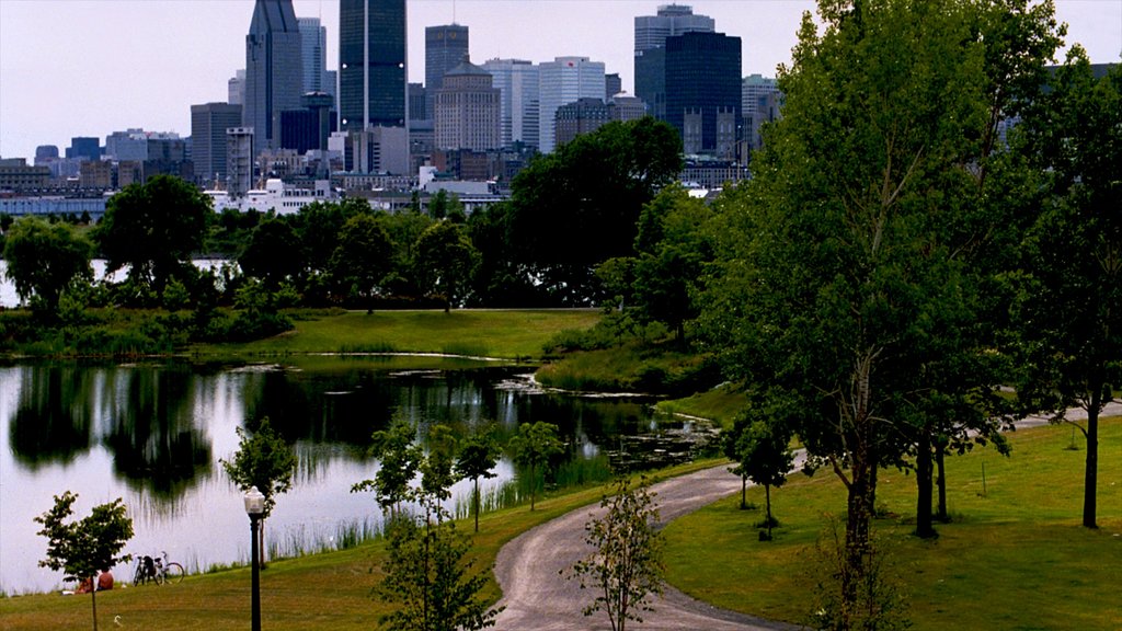 Parc Jean-Drapeau som visar en park, en sjö eller ett vattenhål och en stad