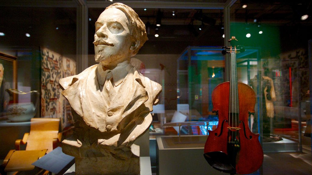 Musée de la Civilisation mostrando vistas internas, uma estátua ou escultura e música