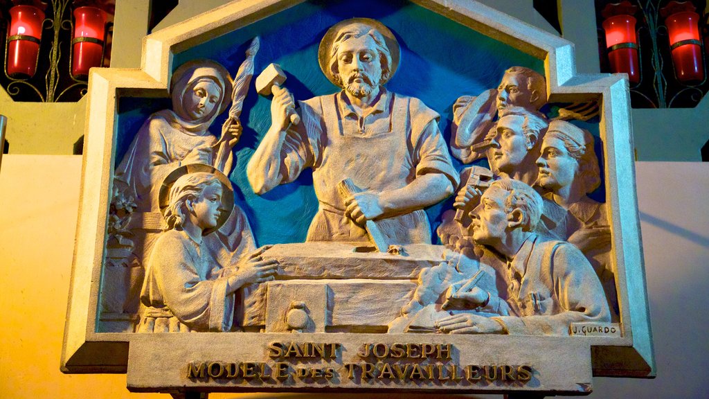 Saint Joseph\'s Oratory som viser en statue eller en skulptur og religiøse elementer