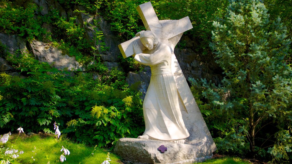 Oratoire St-Joseph mostrando uma igreja ou catedral, uma estátua ou escultura e aspectos religiosos