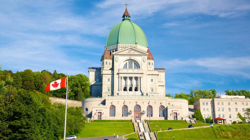 Saint Joseph\'s Oratory presenterar religiösa aspekter, en kyrka eller katedral och ett slott