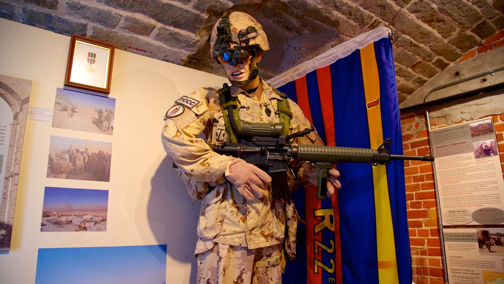 Ciudadela de Quebec mostrando artículos militares y vistas interiores