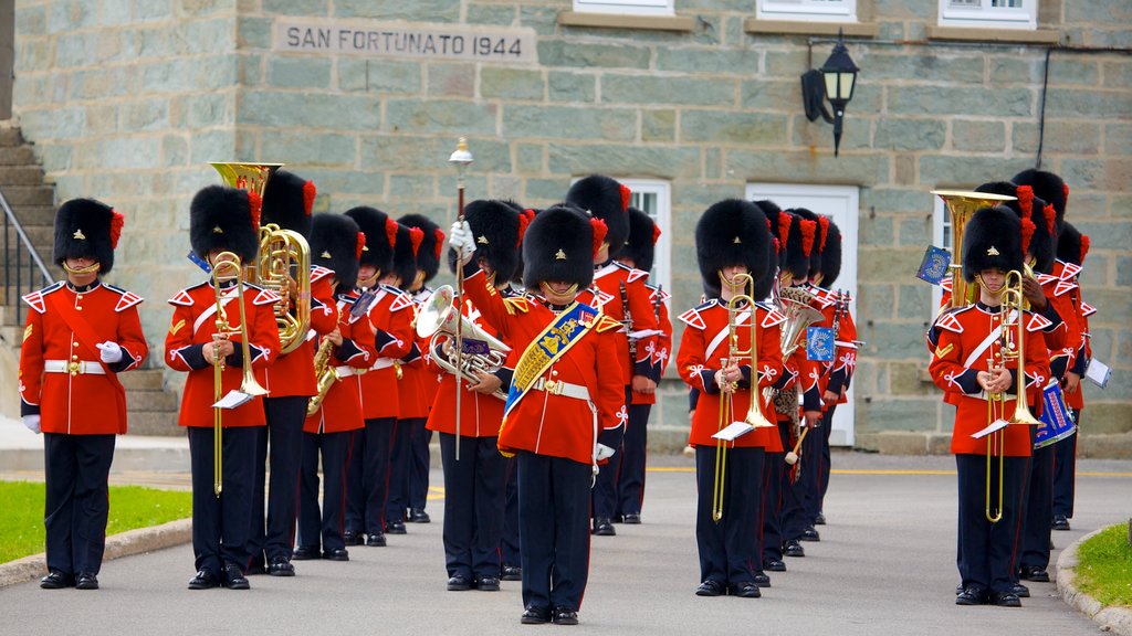 Citadelle de Québec que inclui itens militares e arte performática assim como um grande grupo de pessoas