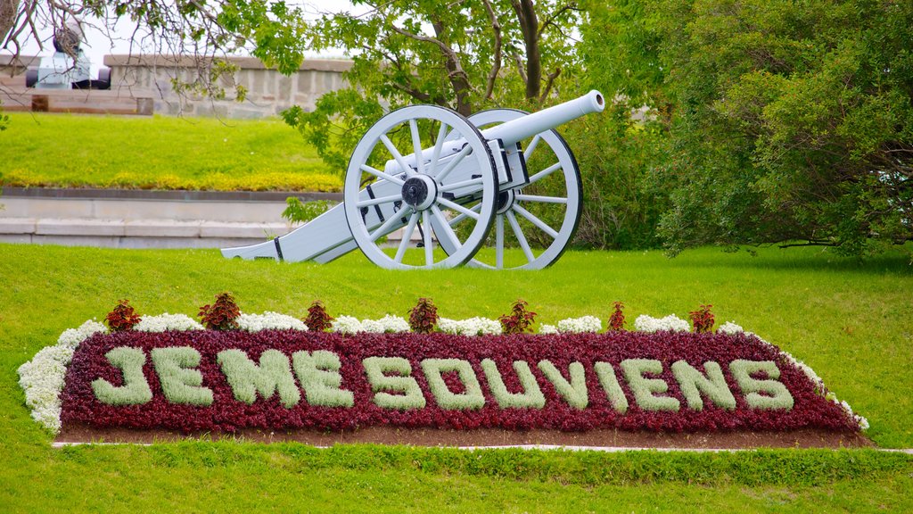 Citadelle de Québec montrant patrimoine historique, signalisation et articles militaires