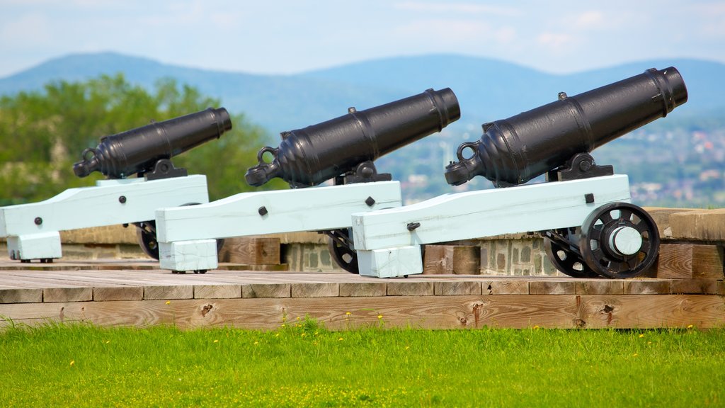 Citadelle de Québec mostrando itens militares e elementos de patrimônio