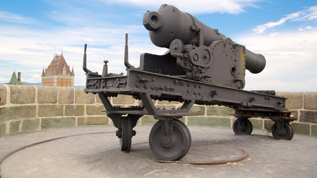 Ciudadela de Quebec que incluye elementos del patrimonio, un castillo y artículos militares