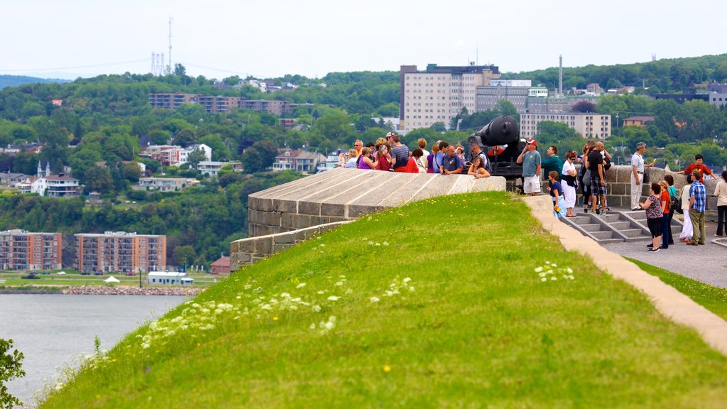 Citadelle of Quebec toont algemene kustgezichten, vergezichten en een stad