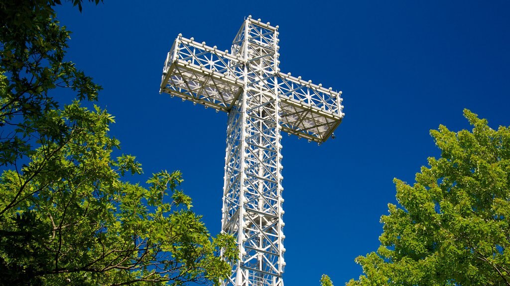 Parc du Mont-Royal qui includes scènes religieuses