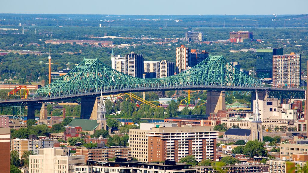 Mount Royal Park caracterizando uma ponte, paisagem e uma cidade