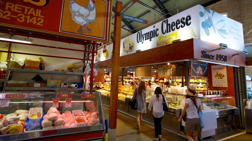 St. Lawrence Market mostrando vistas internas, mercados e comida