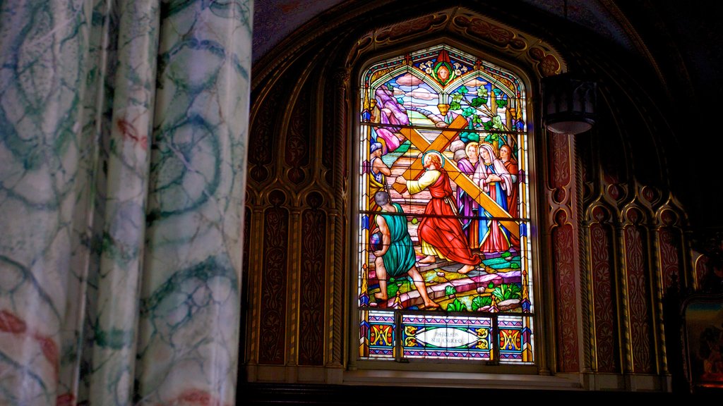 Catedral de Notre-Dame ofreciendo vistas interiores, elementos religiosos y una iglesia o catedral