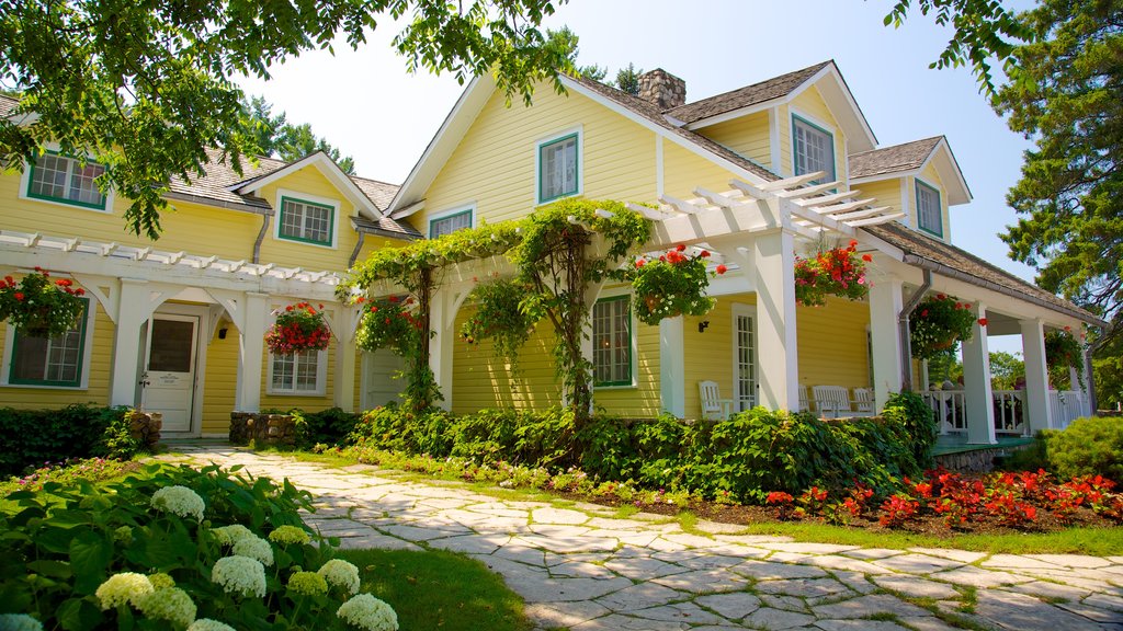 Gatineau Park toont een huis en bloemen