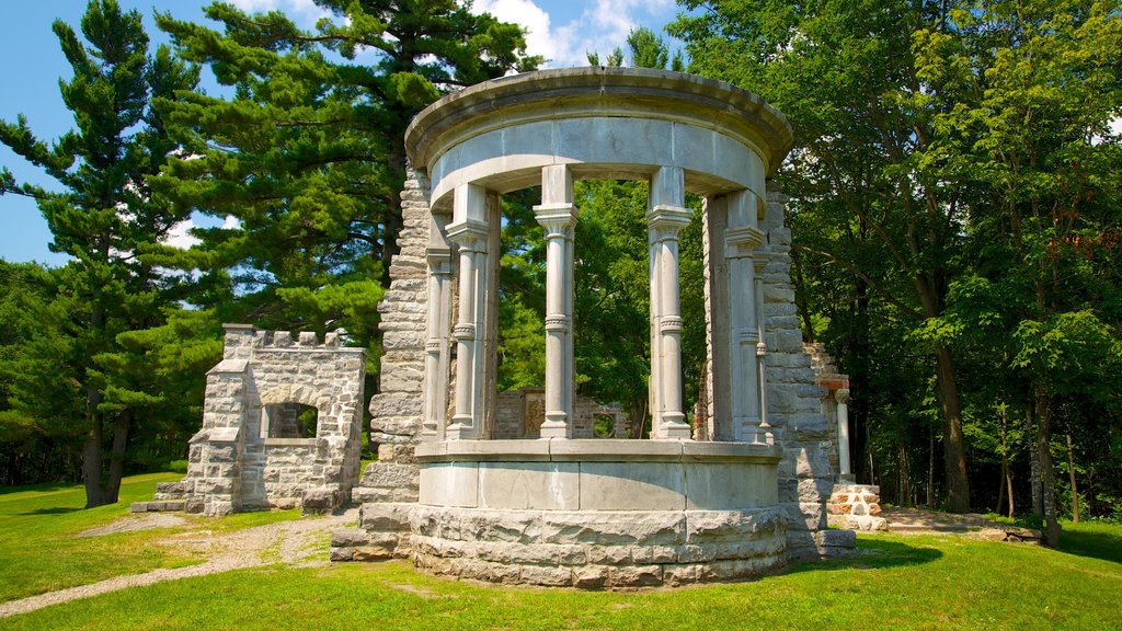 Parque de Gatineau que incluye arquitectura patrimonial, jardín y una ruina