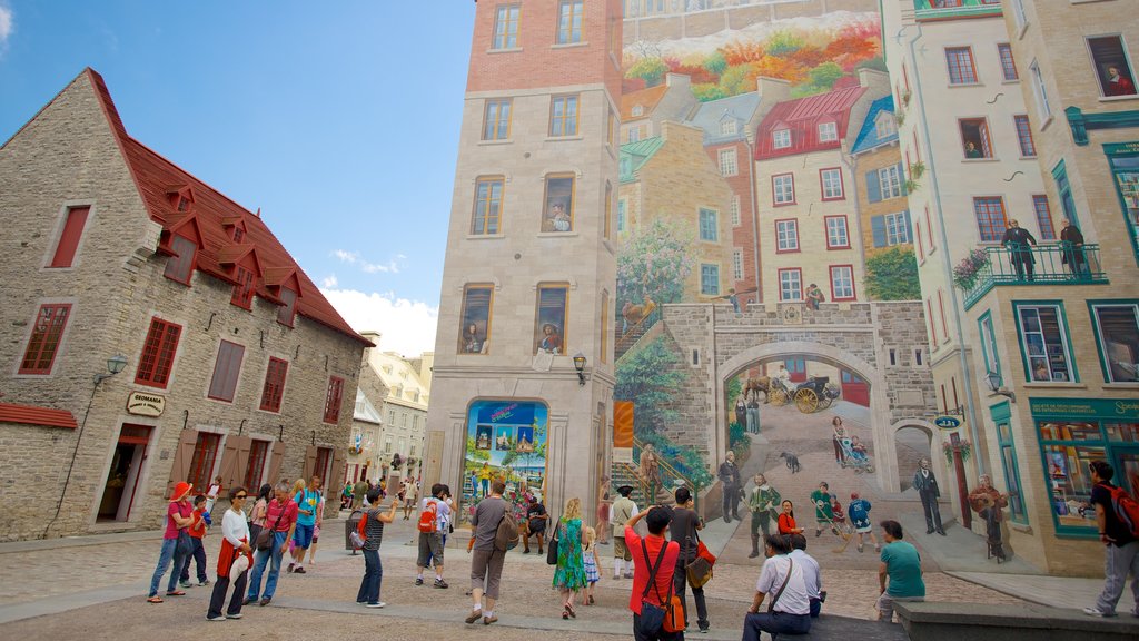 Place Royale que incluye una plaza, arte al aire libre y una casa