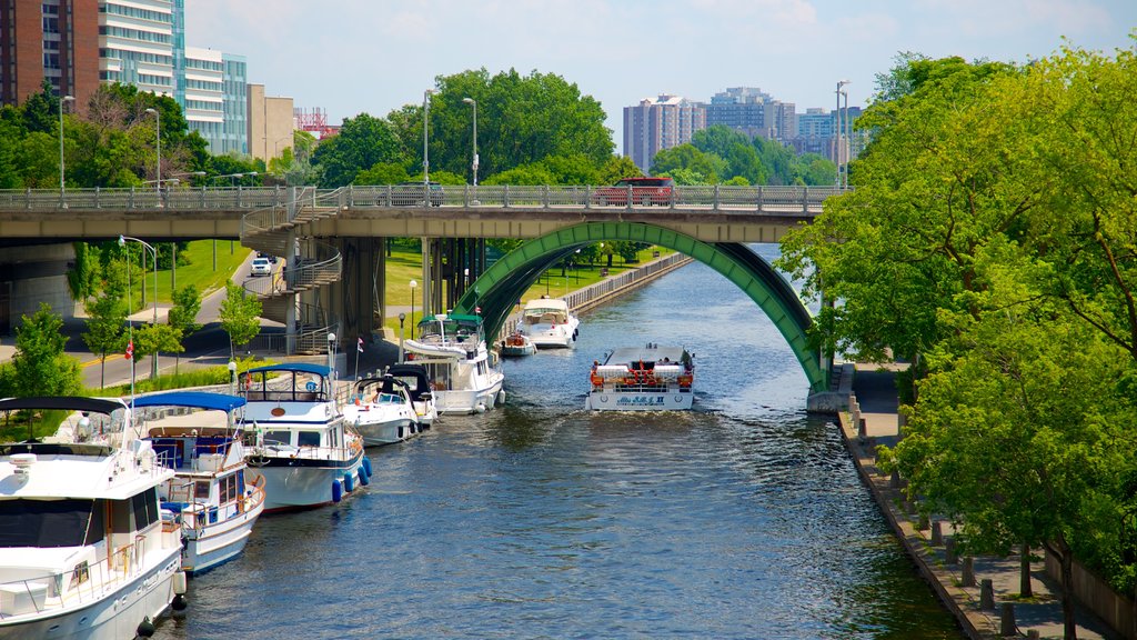 Rideau Canal ofreciendo un río o arroyo, un puente y paseos en lancha