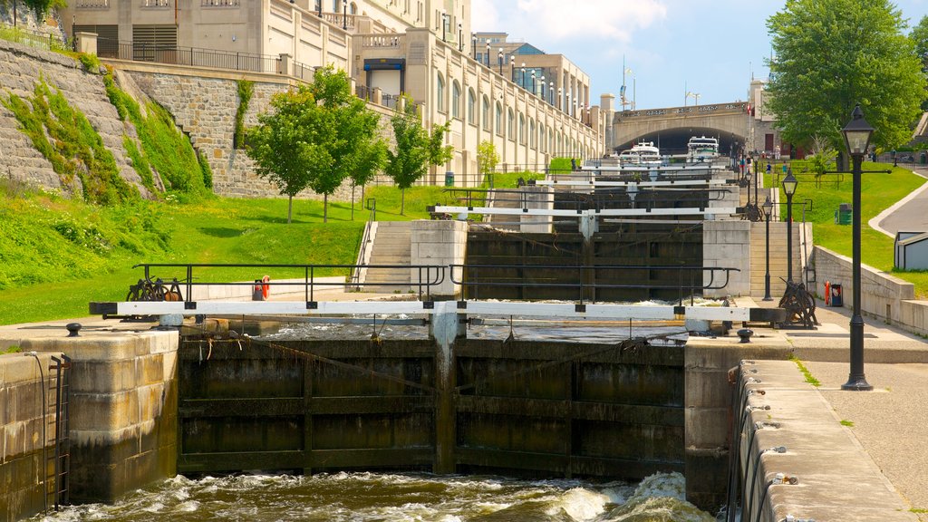 Rideau Canal mostrando uma cidade e um rio ou córrego