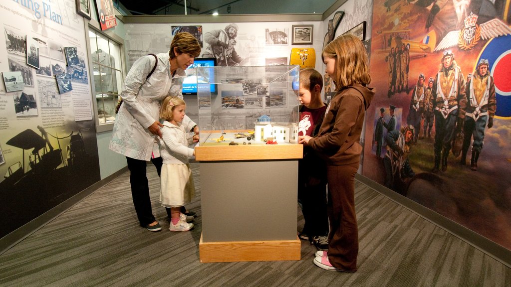 The Military Museums mettant en vedette vues intérieures aussi bien que enfants